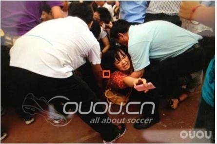 小贝到访同济 疯狂粉丝引发踩踏导致至少5人伤, 尼玛,还好淡定了一把,没去凑这个热闹