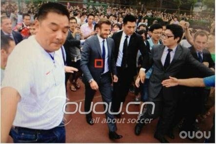 小贝到访同济 疯狂粉丝引发踩踏导致至少5人伤, 尼玛,还好淡定了一把,没去凑这个热闹