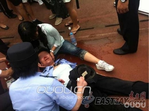 小贝到访同济 疯狂粉丝引发踩踏导致至少5人伤, 尼玛,还好淡定了一把,没去凑这个热闹