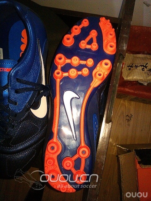 刚刚网购的NIKE CTR360 II AG,高手帮我鉴别鉴别谢谢!