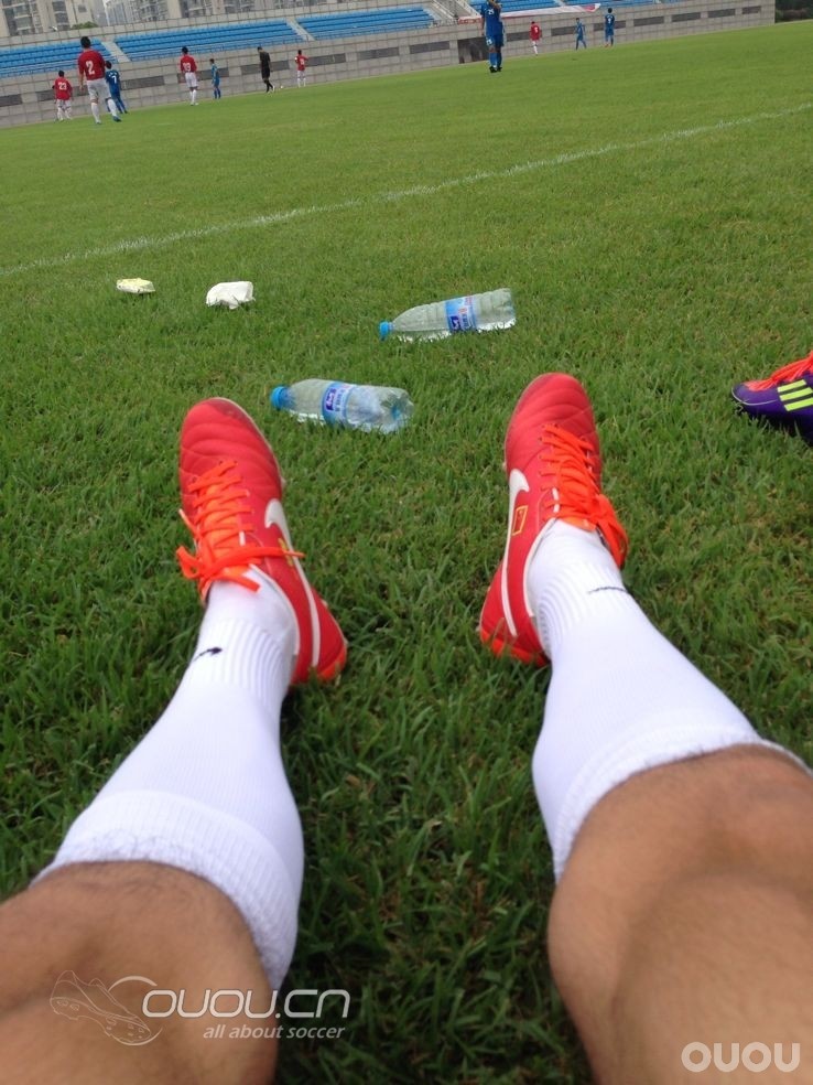 为中国队加油  还是那双白袜子  没中毒。