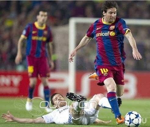 有个疑问! 为什么梅球王都是穿普通F50而不是彩钉呢???