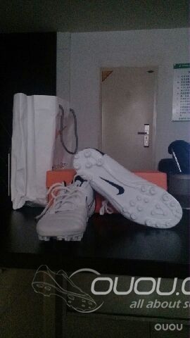 其实对足球只是热爱,工作后踢球的机会越来越少,朋友帮选的一双猎鹰11