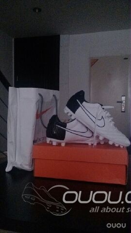 其实对足球只是热爱,工作后踢球的机会越来越少,朋友帮选的一双猎鹰11