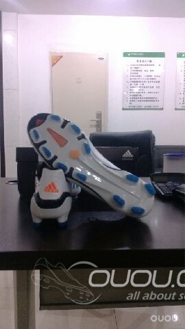 其实对足球只是热爱,工作后踢球的机会越来越少,朋友帮选的一双猎鹰11