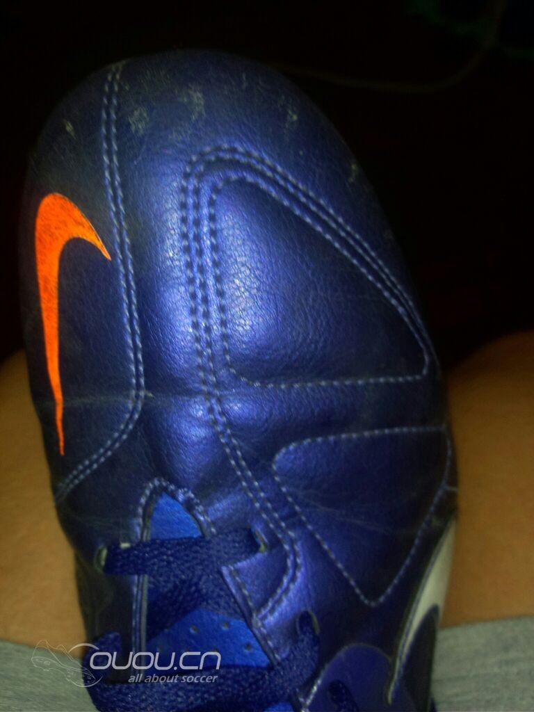 求鉴定,高手们看看这双鞋,是什么型号啊?是正品吗?本人菜鸟一无所知,值多少钱啊