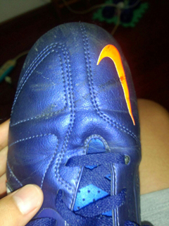 求鉴定,高手们看看这双鞋,是什么型号啊?是正品吗?本人菜鸟一无所知,值多少钱啊