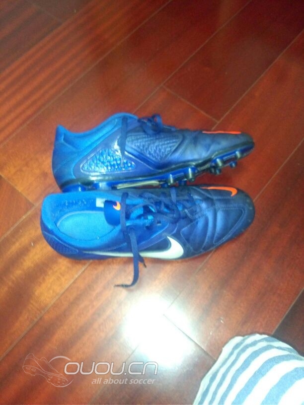 求鉴定,高手们看看这双鞋,是什么型号啊?是正品吗?本人菜鸟一无所知,值多少钱啊