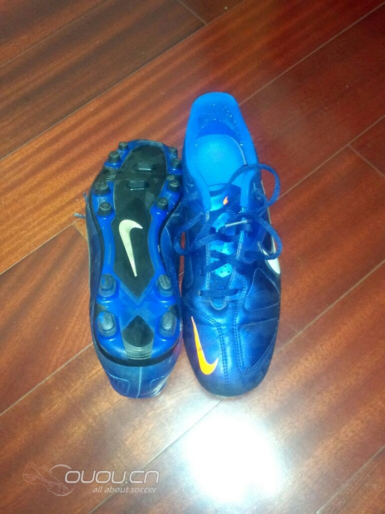 求鉴定,高手们看看这双鞋,是什么型号啊?是正品吗?本人菜鸟一无所知,值多少钱啊