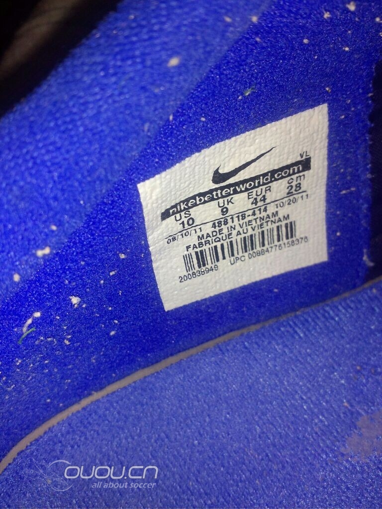 求鉴定,高手们看看这双鞋,是什么型号啊?是正品吗?本人菜鸟一无所知,值多少钱啊