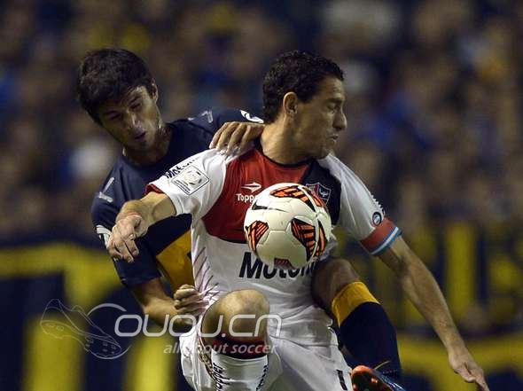 发张2013解放者杯老男孩客场11号马西罗德里格斯落场球衣!