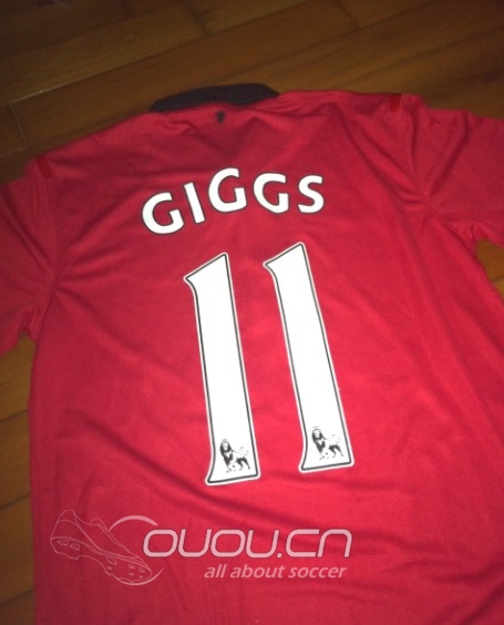 昨天机场拿货回来,自留了一款曼联球员版