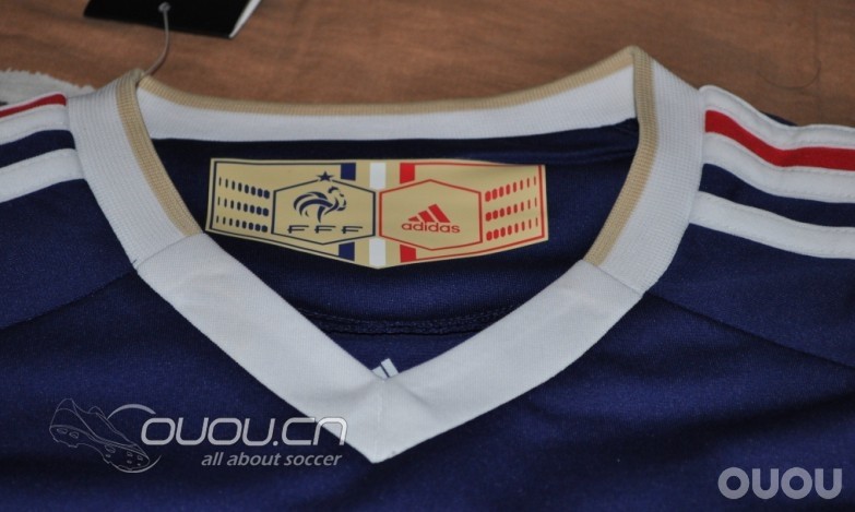 求鉴定法国队2010世界杯版主场球衣