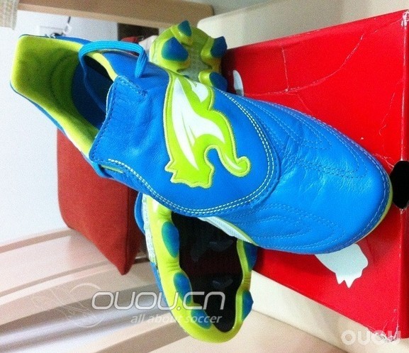 彪马袋鼠皮速度战靴 – PUMA v1.11 K i – 蓝/白静态评测