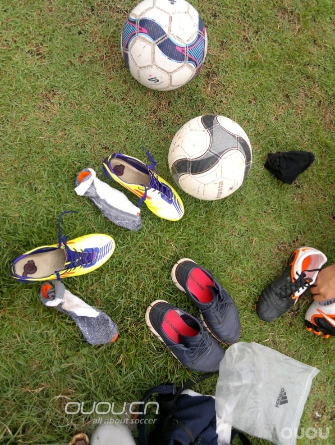 哈哈哈踢球一张牛