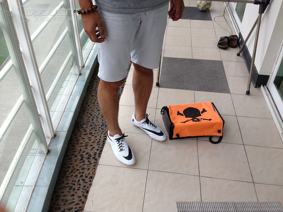 白蛇毒蜂,你还记得那条在雷峰塔下的白蛇吗?致命新物种——Hypervenom白黑