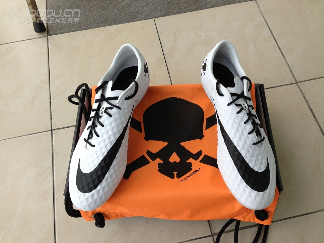 白蛇毒蜂,你还记得那条在雷峰塔下的白蛇吗?致命新物种——Hypervenom白黑