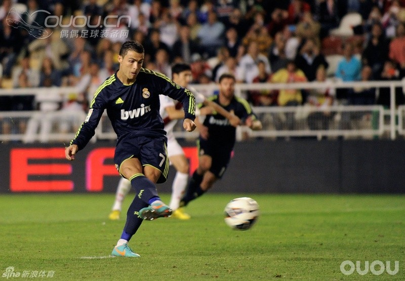 求大哥们!! 皇马 12-13客场长袖货号