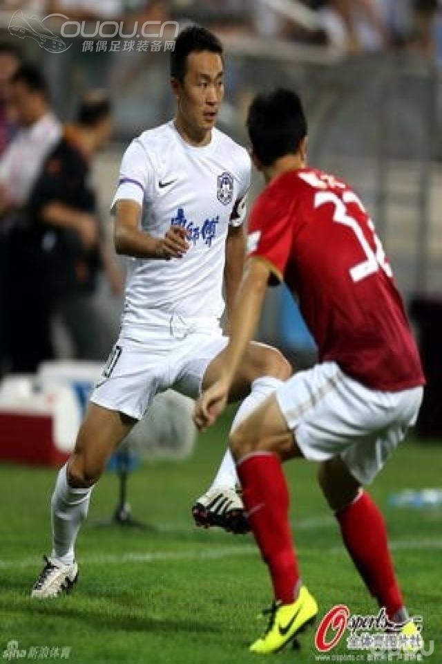 求指点,泰达这位球员穿的是A家的什么鞋?