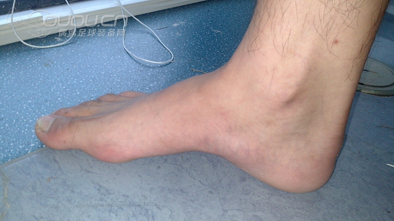 求助各位大神,我的脚适合哪双足球鞋?!!!