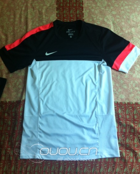 2012NIKE足球训练服两件到手!疑问就来了!
