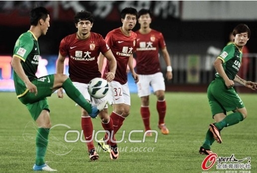 恒大和国安的比赛,埃尔克森比赛中途把毒蜂换回刺客