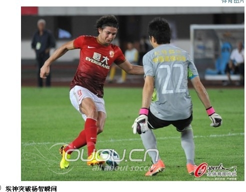 恒大和国安的比赛,埃尔克森比赛中途把毒蜂换回刺客