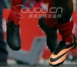 求解利物浦新9号阿斯帕斯的全黑鞋