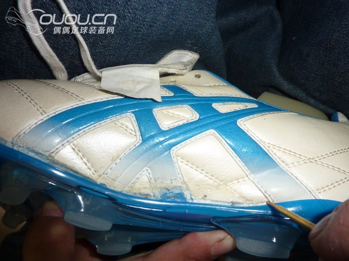 足球鞋断钉或脱胶要慎重自我修复