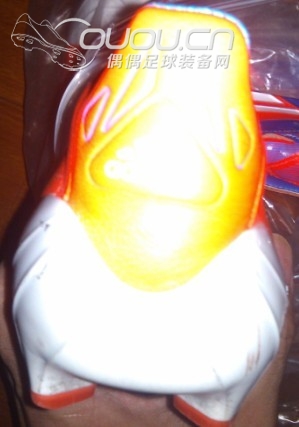 足球鞋断钉或脱胶要慎重自我修复