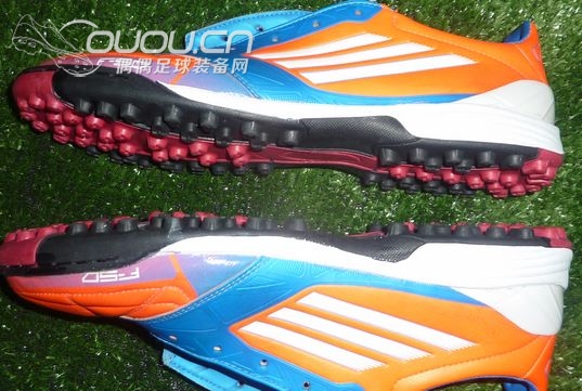 足球鞋断钉或脱胶要慎重自我修复