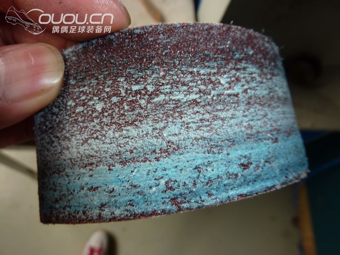 足球鞋断钉或脱胶要慎重自我修复