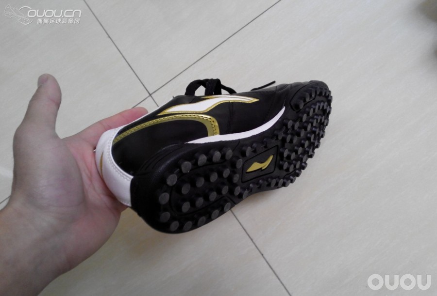 屌丝分析自己踢球时膝盖疼的重要原因