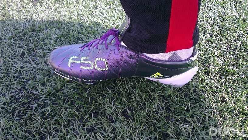 lz又来了,今天重新给场地拍了照,那双f50只热身穿了