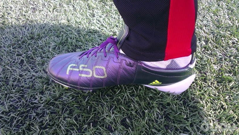 lz又来了,今天重新给场地拍了照,那双f50只热身穿了