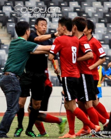 看来这是个力量型的裁判!吼吼吼