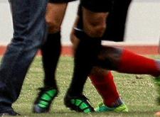 看来这是个力量型的裁判!吼吼吼