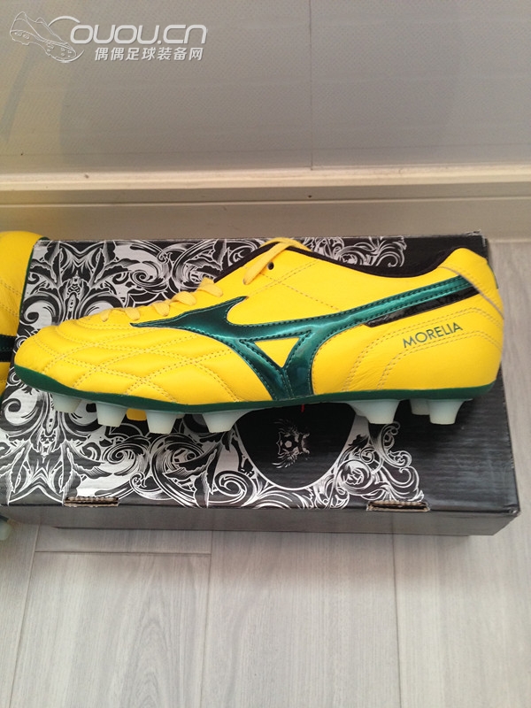 新到的莫雷拉UL球鞋 特地拍了照给大家看看,顺便请教下球鞋是否是真的。