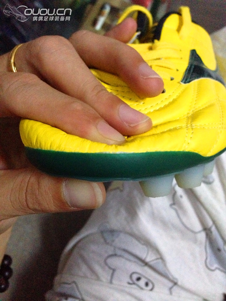 新到的莫雷拉UL球鞋 特地拍了照给大家看看,顺便请教下球鞋是否是真的。