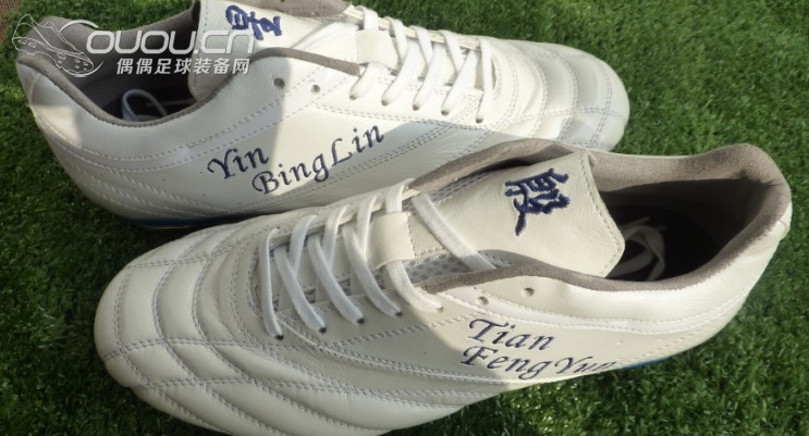 订制足球鞋,纪念我的母亲,她在天上依然反对我踢球