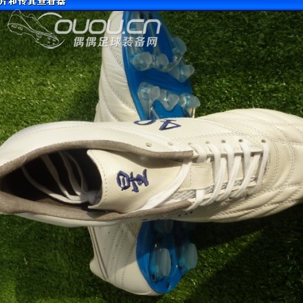 订制足球鞋,纪念我的母亲,她在天上依然反对我踢球