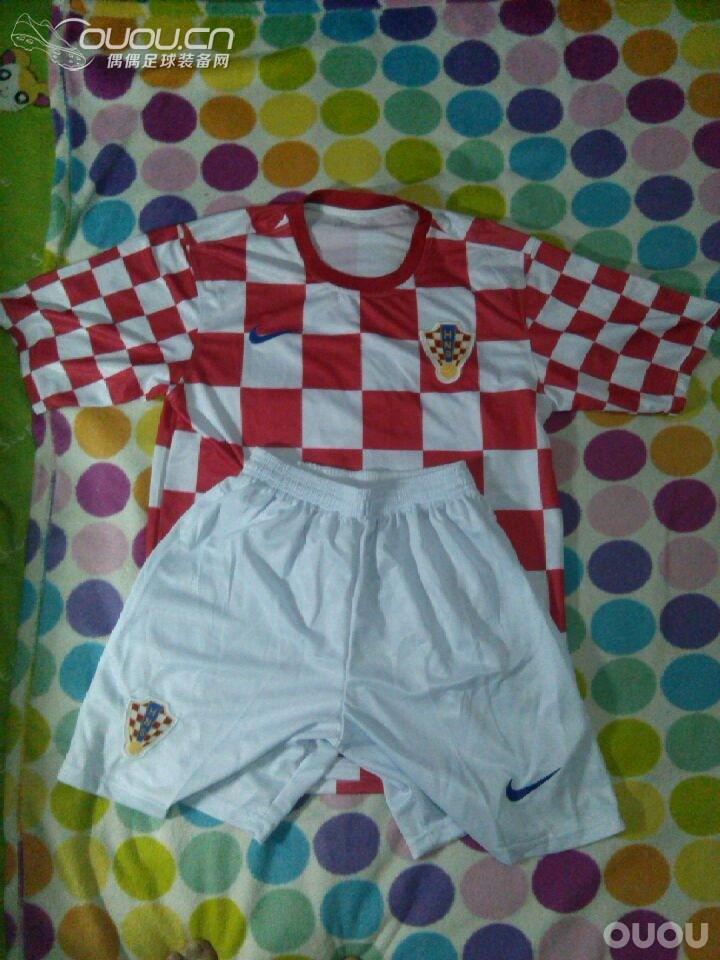 发帖嘚瑟一下→_→120收的全新正品队服!