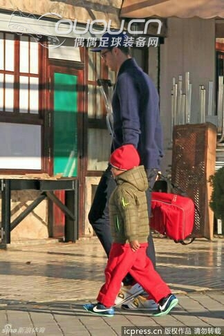 这是c罗送他儿子去上学,大家注意看下,他儿子的脚上是平底的刺客星空,感觉是灰常有爱的。