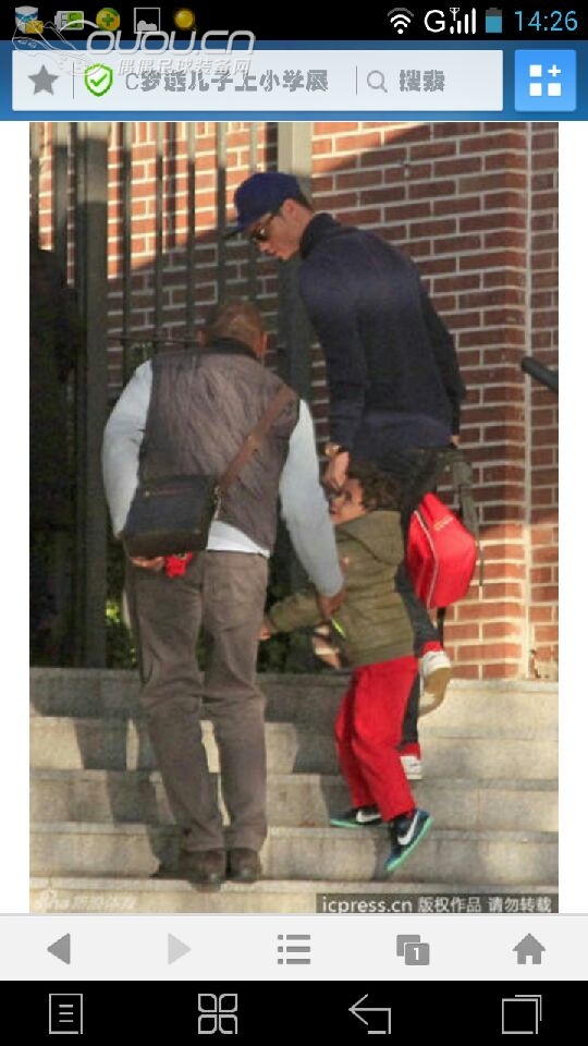 这是c罗送他儿子去上学,大家注意看下,他儿子的脚上是平底的刺客星空,感觉是灰常有爱的。