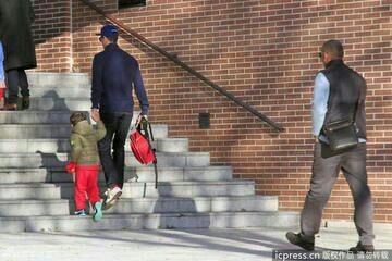 这是c罗送他儿子去上学,大家注意看下,他儿子的脚上是平底的刺客星空,感觉是灰常有爱的。