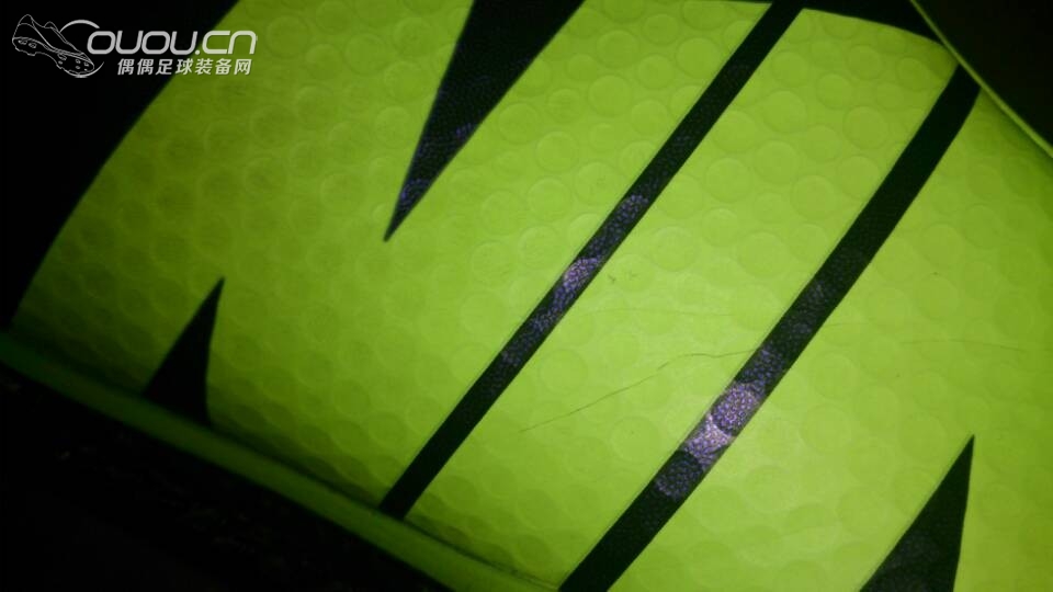 刺客9顶级AG鞋面有开裂的迹象