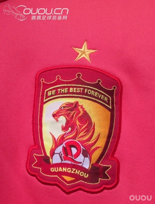 稀有装备无市售 恒大球员粉色拇指扣!