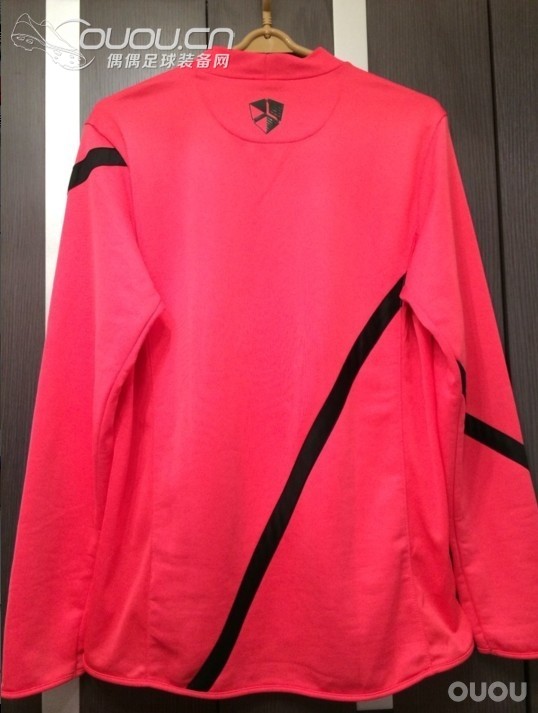 稀有装备无市售 恒大球员粉色拇指扣!