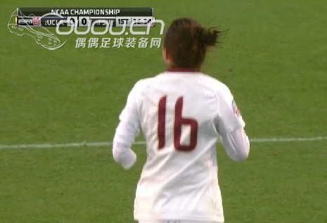 美国大学女足比赛中的一幕
