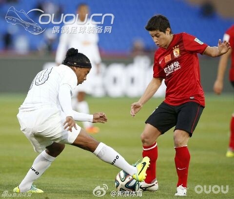 小罗的传奇5被扒了,昨晚打恒大穿的是AG传奇4啊